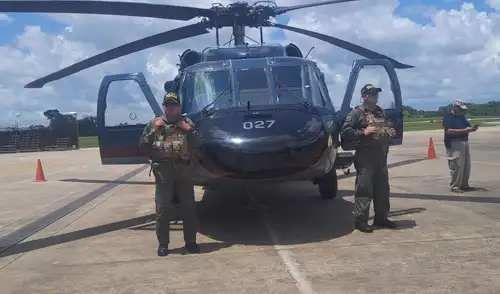 En posición. Una de los hlicópteros UH-60 Black Hawk donados por EEUU a la Aviación Policial emplazada en la base de Pucallpa, Ucayali: en total son nueve unidades contra las drogas. Foto: La República En posición. Una de los hlicópteros UH-60 Black Hawk donados por EEUU a la Aviación Policial emplazada en la base de Pucallpa, Ucayali: en total son nueve unidades contra las drogas. Foto: La República