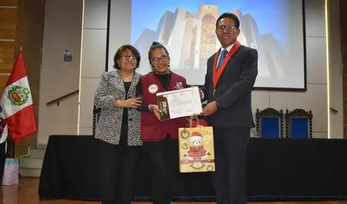 El evento de clausura incluyó reconocimientos, un stipendio por su contribución y una presentación musical. Fuente: Difusión. El evento de clausura incluyó reconocimientos, un stipendio por su contribución y una presentación musical. Fuente: Difusión.