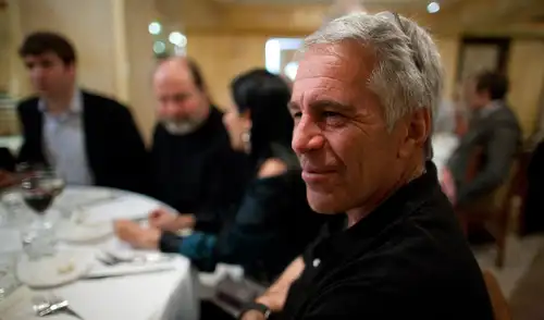 Los legisladores demócratas publicaron un nuevo conjunto de fotos y documentos del delincuente sexual convicto Jeffrey Epstein. Los legisladores demócratas publicaron un nuevo conjunto de fotos y documentos del delincuente sexual convicto Jeffrey Epstein.