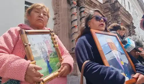 Familiares de víctimas realizaron plantón en exteriores del Poder Judicial. Foto: Luis Álvarez - La República. Familiares de víctimas realizaron plantón en exteriores del Poder Judicial. Foto: Luis Álvarez - La República.