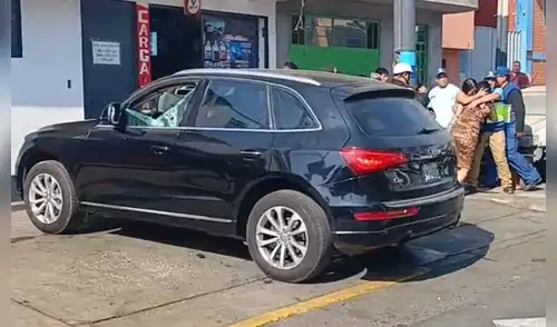 Al menos un sujeto disparó contra el vehículo desde el exterior, dejando 29 casquillos de bala en la escena del crimen.