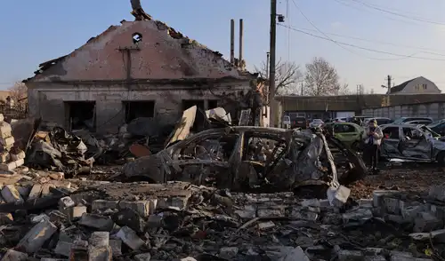 Rusia ha intensificado sus ataques en Odesa, impactando el puerto de Pivdennyi y causando graves daños en infraestructura clave.