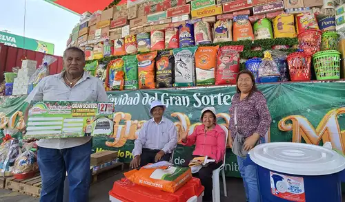 Sorteo de gigantesca canasta se realiza desde hace 20 años. Foto: Melissa Landa - La República.