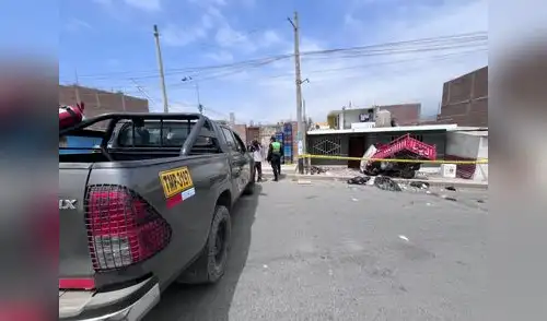Motocarga impacta contra una vivienda en Ancón.