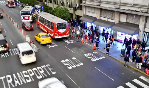 La ATU señalizará el carril exclusivo para buses con una franja azul para su distinción.