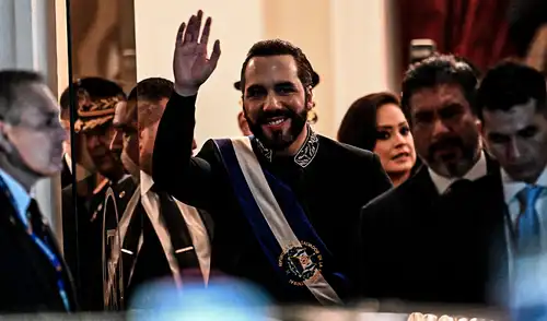 Bukele responde a Clinton por críticas contra presuntas torturas en el Cecot y ofrece enviar presos al extranjero