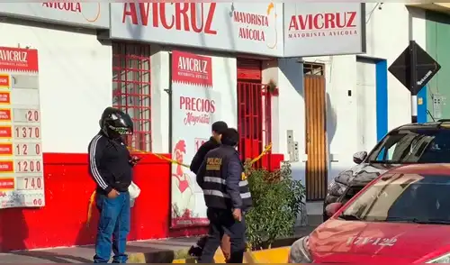 Agentes de la Policía llegaron al lugar de los hechos para realizar las diligencias correspondientes. Foto: Mirelia Quispe, La República