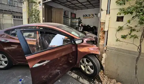 Adulto mayor impacta su auto contra óptica en Cercado de Lima y dueño denuncia cuantiosas pérdidas