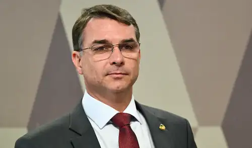 Flávio Bolsonaro, hijo del expresidente Jair Bolsonaro, fue elegido para ser el candidato presidencial de la ultraderecha en las elecciones de 2026. Flávio Bolsonaro, hijo del expresidente Jair Bolsonaro, fue elegido para ser el candidato presidencial de la ultraderecha en las elecciones de 2026.