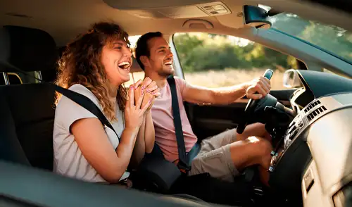 Aplicarán sanciones más duras a conductores que participen en carreras clandestinas en California.