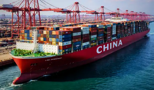 China impulsa megabuques portacontenedores de 400 metros que operan con gas natural.