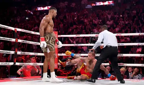 Antony Joshua noqueó a Jake Paul en el último evento del año.