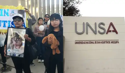 Familia de 'Kevin Autista' realizaron una vigilia a las afueras de la Universidad Nacional de San Agustín de Arequipa. Familiares de tiktoker denuncian que profesora la hostigaba