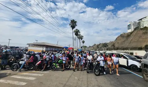 Informalidad y desorden marcan jornada en la playa Agua Dulce de Lima