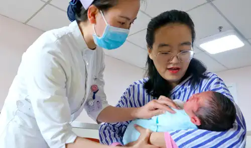 China comienza a cobrar un impuesto del 13% a anticonceptivos en su estrategia para elevar la natalidad