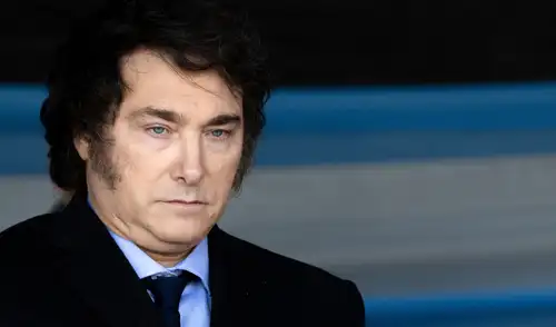 El presidente argentino Javier Milei promulga la ley de principio de inocencia fiscal para incentivar la regulación de ahorros en dólares no declarados. El presidente argentino Javier Milei promulga la ley de principio de inocencia fiscal para incentivar la regulación de ahorros en dólares no declarados.