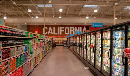 California comenzó a aplicar nueva ley que cambia la forma de hacer compras en supermercados.