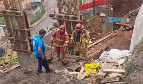 Derrumbe ocurrió cerca del mediodía. Foto: Luis Álvarez - La República. Derrumbe ocurrió cerca del mediodía. Foto: Luis Álvarez - La República.