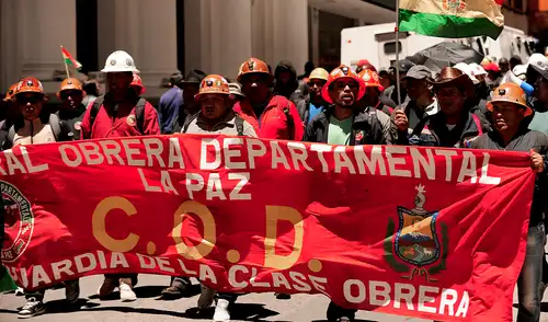 El gobierno de Bolivia enfrenta una fuerte oposición por los ajustes económicos incluidos en el Decreto Supremo 5503. Foto: AFP. “Bolivia no se vende”: manifestantes contra decretos económicos anuncian su ingreso a La Paz en su tercer día de marcha
