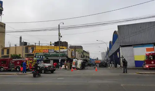 Vehículo de vuelca en el Callao. Foto: difusión Vehículo de vuelca en el Callao. Foto: difusión