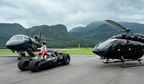 Neymar publicó una fotografía junto a sus vehículos. Foto: Instagram Neymar publicó una fotografía junto a sus vehículos. Foto: Instagram