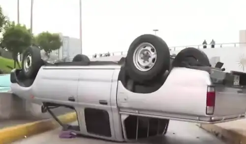 Camioneta del Congreso se vuelca en vía del Metropolitano y ocasiona demoras en buses