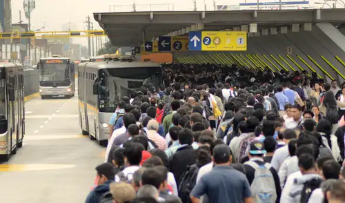 Largas colas en el Metropolitano representan un riesgo en salud de los preferenciales