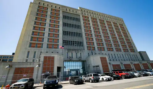 La prisión federal de alta seguridad MDC Brooklyn en Nueva York vuelve a ser noticia con la detención del exdictador Nicolás Maduro y su esposa, Cilia Flores, por cargos federales.