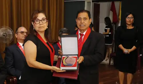 Se premiaron a los jueces de la Segunda Sala Civil y otros que lograron el mayor porcentaje de descarga de expedientes. Fuente: Difusión.