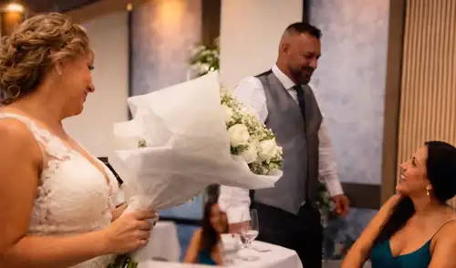La novia lucía muy feliz el día de su boda y no dudó en compartir su alegría con sus invitados especiales.