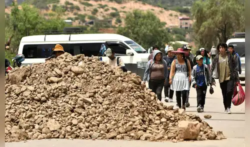 Un grupo de turistas peruanos y argentinos se encuentra varado en Bolivia por bloqueos de carreteras en rechazo a la eliminación del subsidio a combustibles.