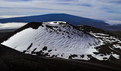 La montaña que “vence” al Everest cuando se mide desde la base es un volcán (actualmente inactivo) situado en la Isla de Hawái, Estados Unidos.