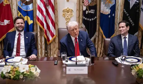 Autoridades de EE. UU., Dinamarca y Groenlandia se reunieron en la Casa Blanca para discutir el futuro del territorio ártico.