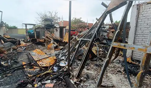 Propietarios del inmueble solicitan apoyo tras el incendio. Foto: Maribel Mendo, La República