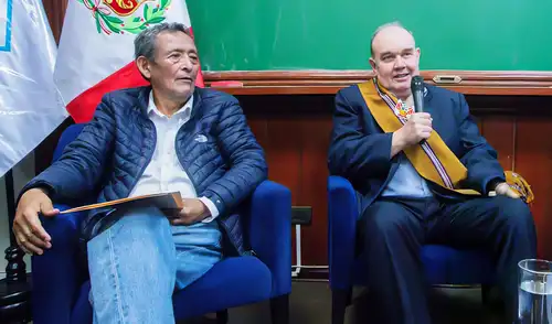 A la izquierda, Absalón Vásquez en compañía de Rafael López Aliaga durante la actual campaña electoral. El candidato de Renovación Popular destacó su “sapiencia” y “sabiduría”. Foto: RLA