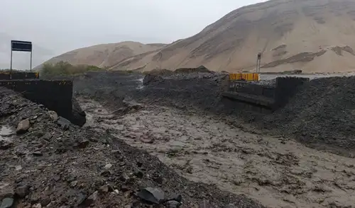 Un huaico provocado por un lahar volcánico destruyó el puente El Pedregal–Santa Rosa en Quinistaquillas, Moquegua, tras intensas lluvias. La infraestructuras dejó incomunicados a poblados cercanos.