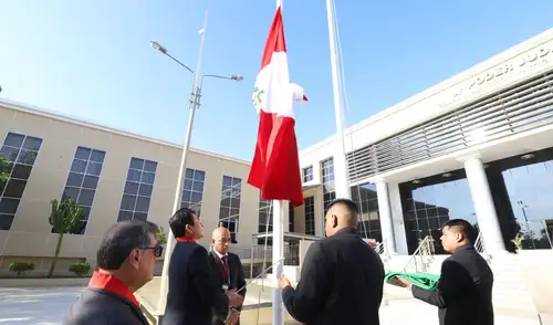 Se inició el izamiento del pabellón nacional y la bandera de Sullana en la Corte Superior de Justicia, buscando fortalecer valores cívicos y la identidad nacional entre sus integrantes.