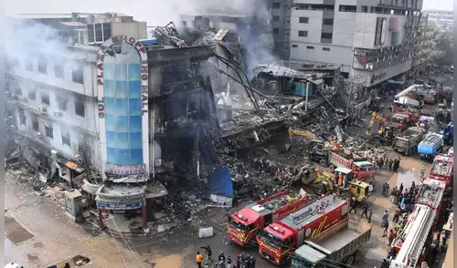 Incendio en un centro comercial de Pakistán dejó al menos 21 muertos.