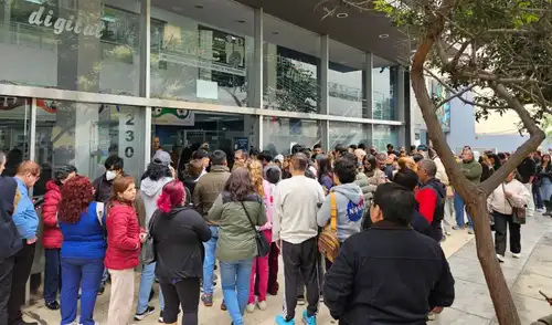 Sacar el DNI en Lima se ha vuelto una odisea. Los ciudadanos enfrentan largas colas y esperas que superan las cinco horas en las oficinas del Reniec sin cambios visibles.