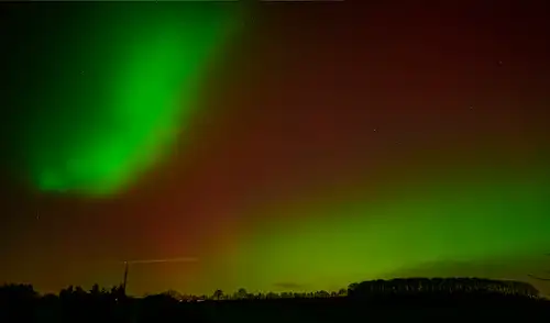 Auroras boreales se ven sobre Breckerfeld, al oeste de Alemania. Foto: AFP