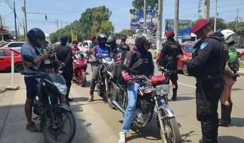 La normativa peruana prohíbe que dos personas circulen en una misma motocicleta.