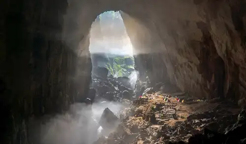 La cueva Hang Son Doong, situada en Vietnam, es reconocida como la cueva más grande del mundo.