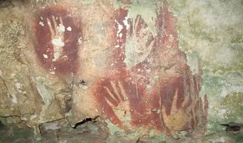 Descubren plantillas de dedos de manos estrechas intencionalmente en una cueva en Indonesia. Foto: Ahdi Agus Oktaviana