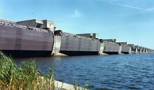 Los Países Bajos enfrentan una constante amenaza del mar, obligando al país a desarrollar impresionantes defensas costeras para proteger su territorio por debajo del nivel del mar.