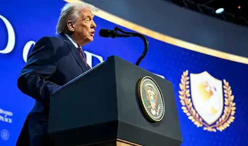 Donald Trump, quien destacó la importancia de Groenlandia, marcó el inicio del encuentro, generando inquietud entre líderes europeos sobre la política exterior de EE. UU.