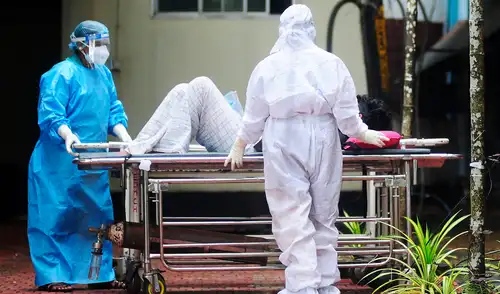 Personal sanitario de la India traslada a un hombre con síntomas del virus Nipah. Foto: AFP Personal sanitario de la India traslada a un hombre con síntomas del virus Nipah. Foto: AFP
