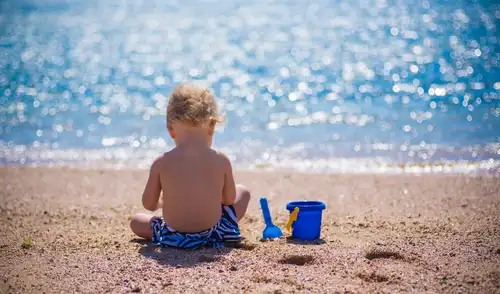 EsSalud advierte sobre los riesgos de exponer al sol a bebés menores de un año. EsSalud alerta sobre lesiones en la piel de bebés por calor