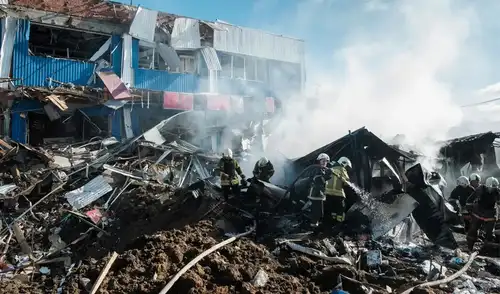 Cerca de 50 drones fueron lanzados contra Odesa, donde rescatistas buscan víctimas entre los escombros de edificios dañados en la región. Cerca de 50 drones fueron lanzados contra Odesa, donde rescatistas buscan víctimas entre los escombros de edificios dañados en la región.