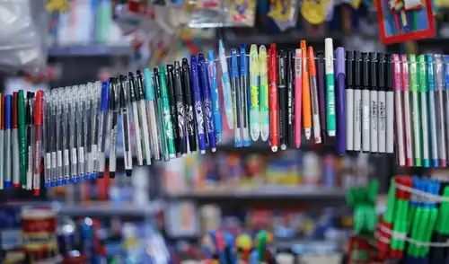 Las instituciones educativas no pueden exigir la entrega total de útiles desde el primer día de clases. lista de útiles escolares 2026