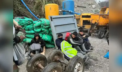 Presuntos mineros ilegales detenidos en Pataz. Fotos: Mindef.